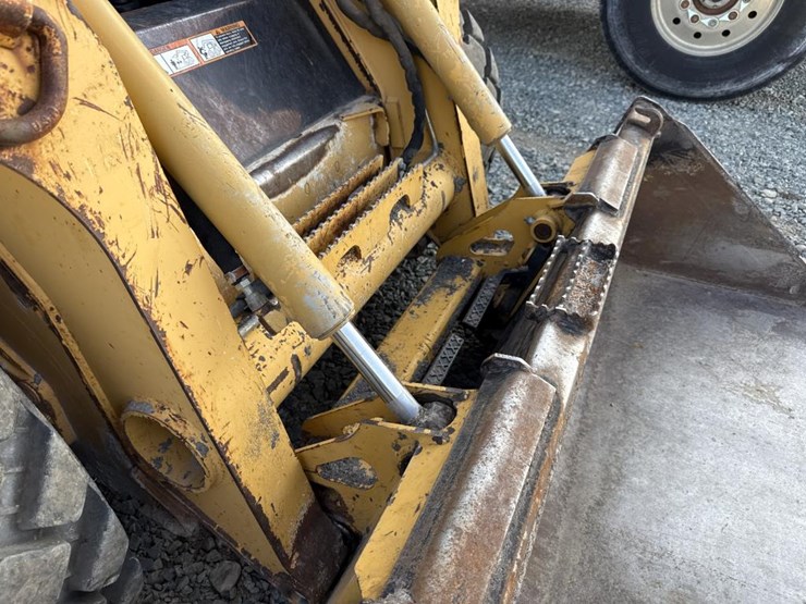 2008-deere-320-image-12