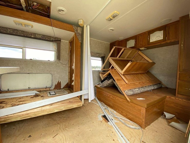 2004-cherokee-lite-28a-30ft-t/a-travel-trailer-image-8