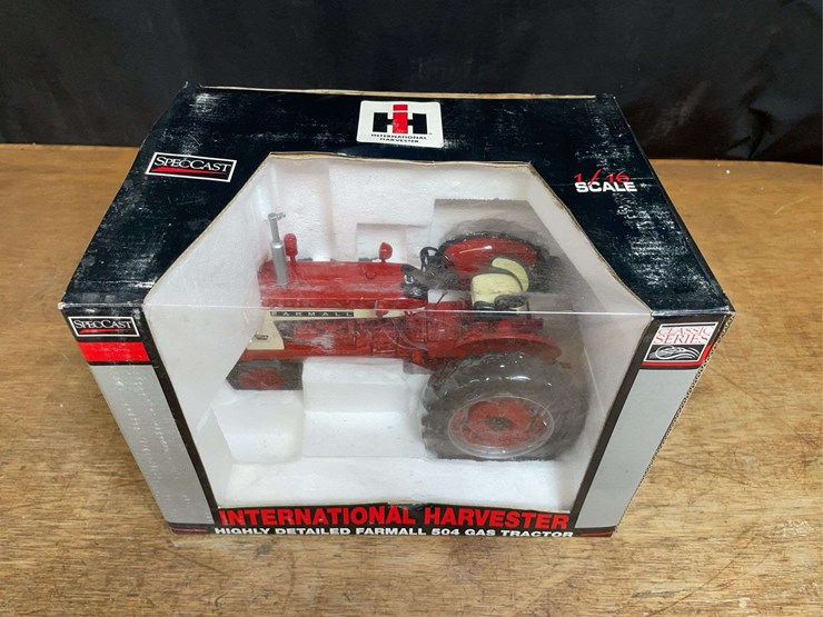 1/16-farmall-504-nib-sc-image-3