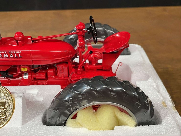 1/16-farmall-m-50-years-ffa-precision-nib-ertl-image-9