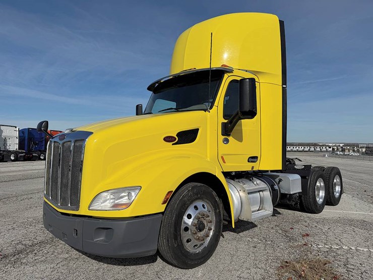 2021-peterbilt-579-image-1