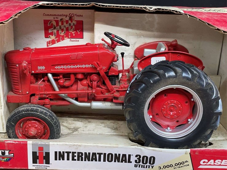 1/16-ih-300-3-millionth-nib-ertl-image-2