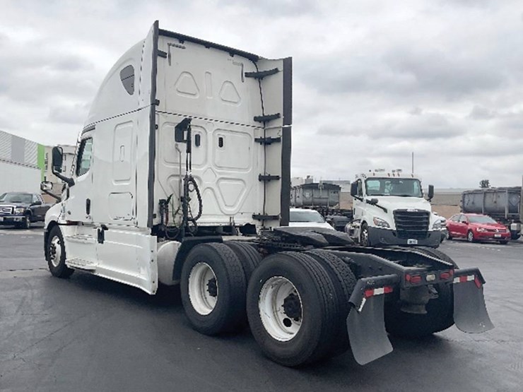 2020-freightliner-cascadia-126-image-2