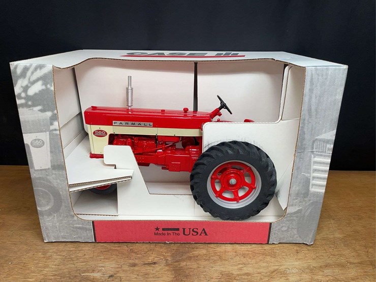 1/8-farmall-560-collector-nib-sm-image-2
