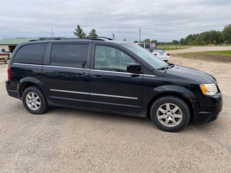 2010-chrysler-town-&-country-image-58