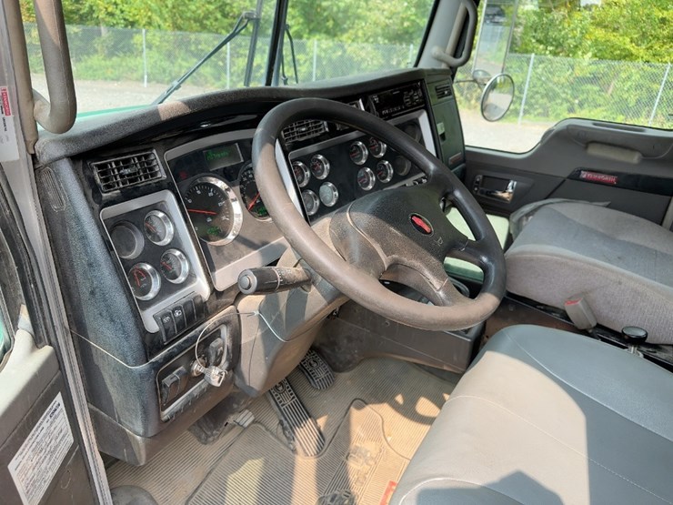 2018-kenworth-t800-image-32