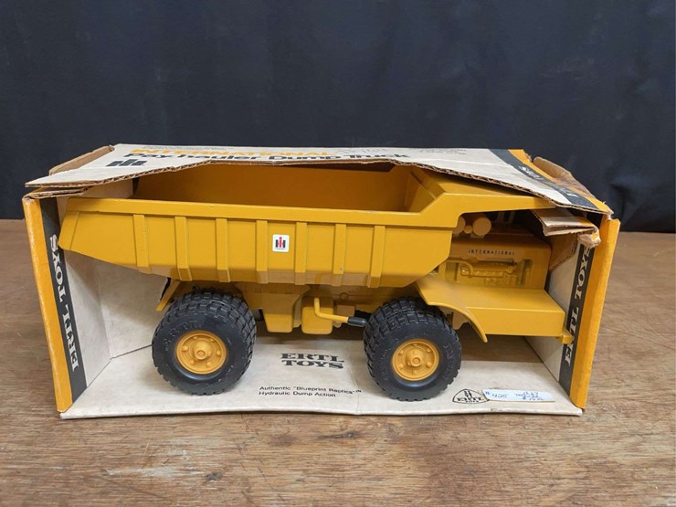 1/25-ih-payhauler-nib-ertl-image-1
