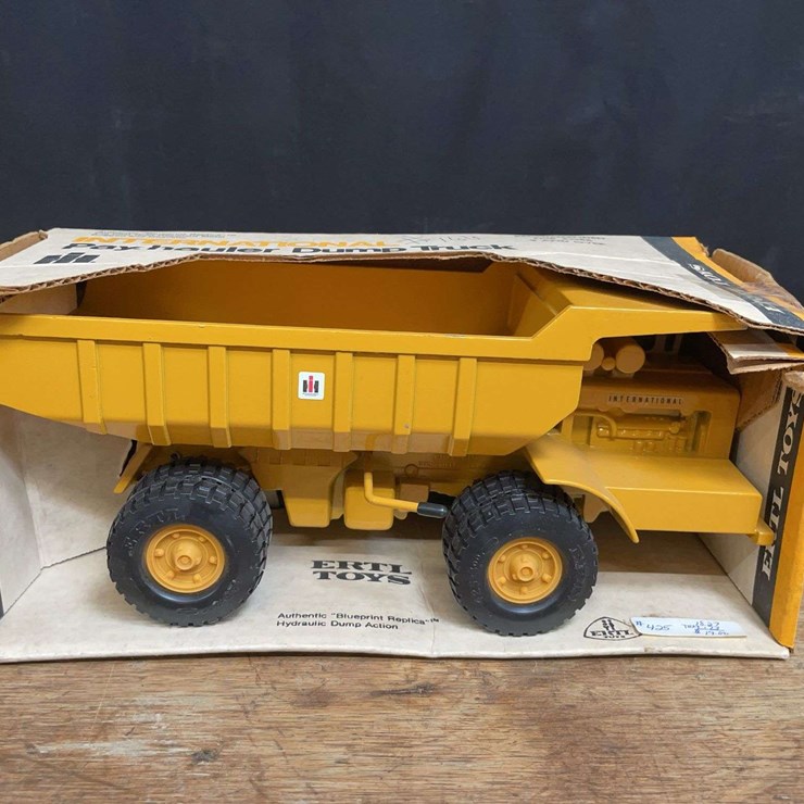 1/25 IH Payhauler NIB Ertl