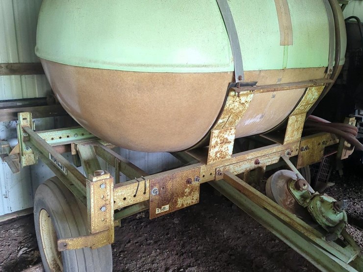 t5b-sprayer-tank-&-booms,-used-as-a-water-tank-image-1