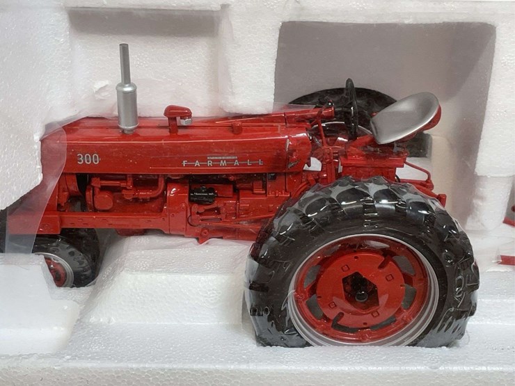 1/16-farmall-300-w/planter-2008-lafayette-nib-sc-image-2