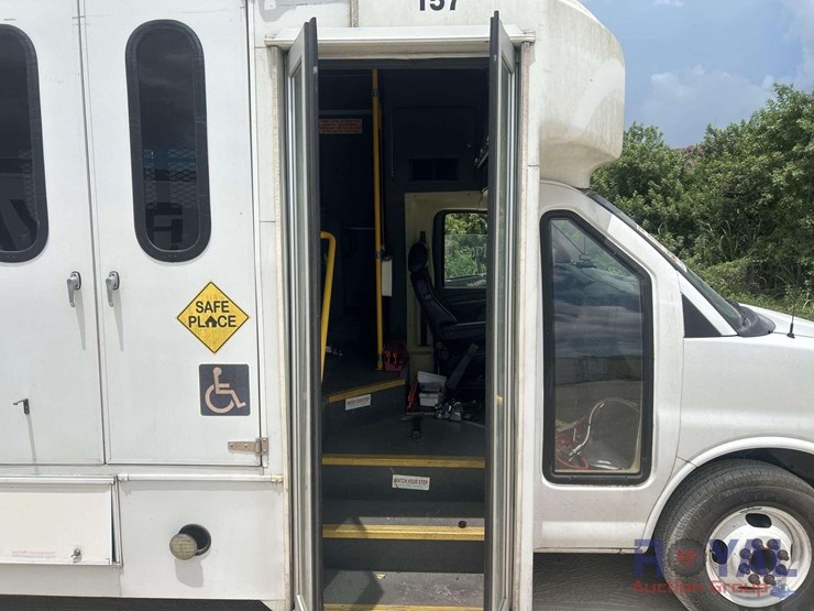 2015-chevrolet-express-4500-image-23