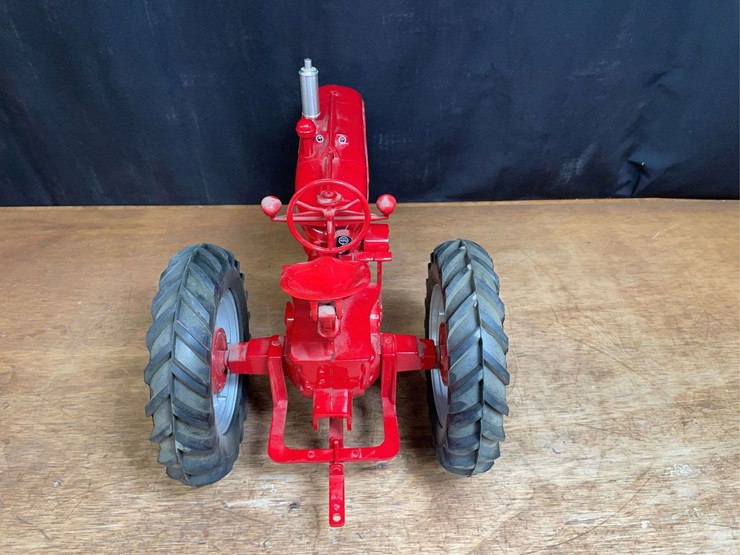 1/8-farmall-m-1995-fps-nib-sm-image-7