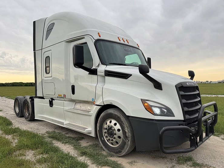2021-freightliner-cascadia-126-image-1