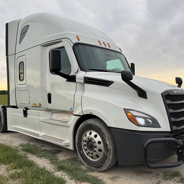 2021 FREIGHTLINER CASCADIA 126