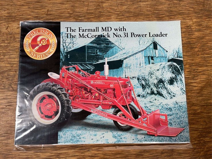 1/16-farmall-md-w/loader-precision-nib-ertl-image-18