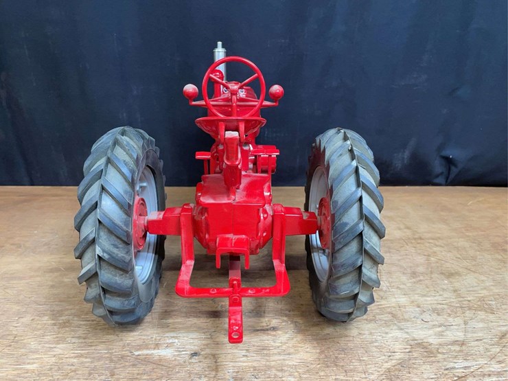 1/8-farmall-m-1995-fps-nib-sm-image-6