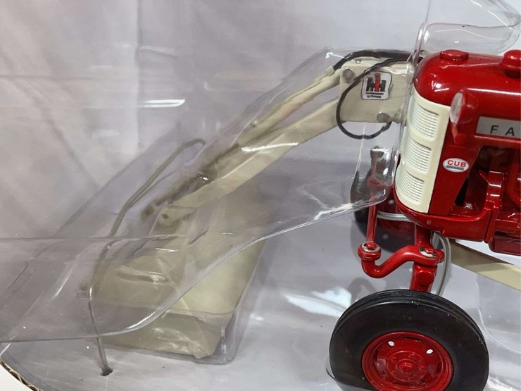 1/16-farmall-560-cub-w/loader-nib-sc-image-9