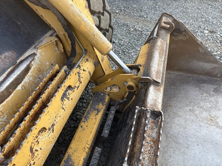 2008-deere-320-image-15