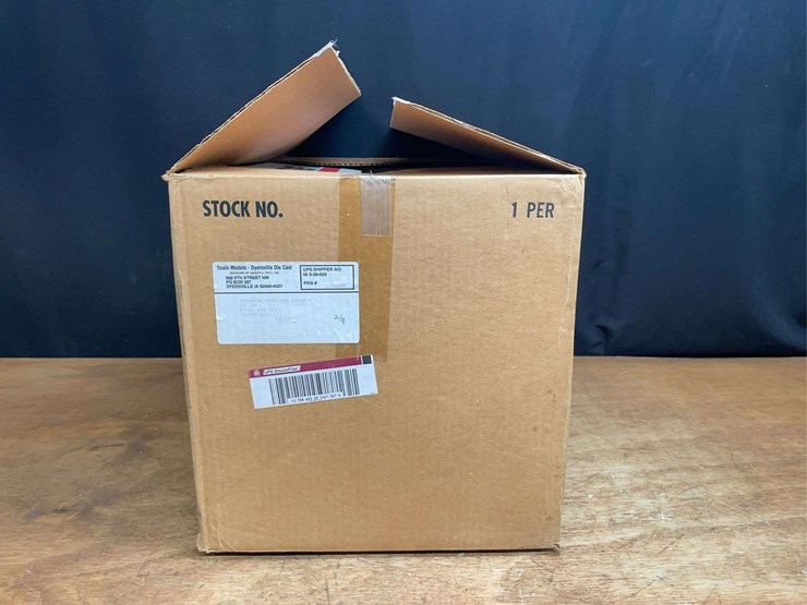 1/8-farmall-560-collector-nib-sm-image-14