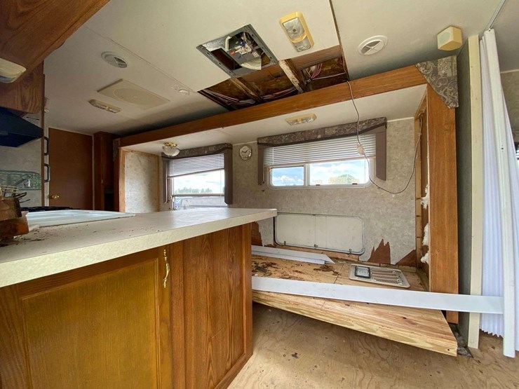 2004-cherokee-lite-28a-30ft-t/a-travel-trailer-image-9