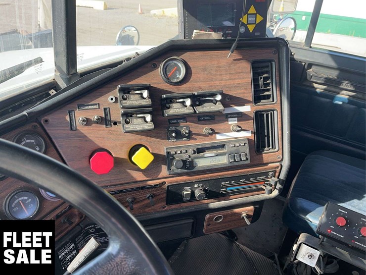 2002-freightliner-fld112-image-13