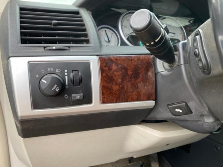 2010-chrysler-town-&-country-image-39