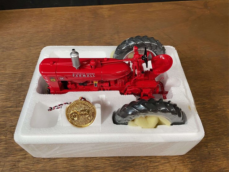 1/16-farmall-m-50-years-ffa-precision-nib-ertl-image-3
