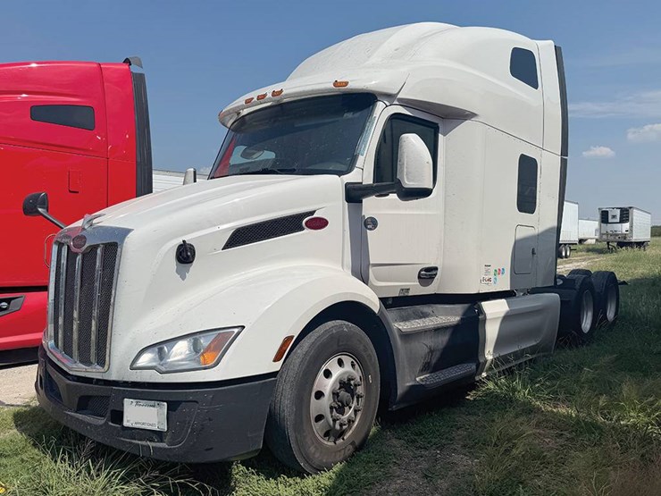2023-peterbilt-579-image-1