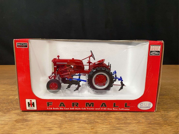 1/16-farmall-cub-w/cultivator-2011-sfts-nib-sc-image-1