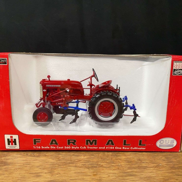 1/16 Farmall Cub w/Cultivator 2011 SFTS NIB SC