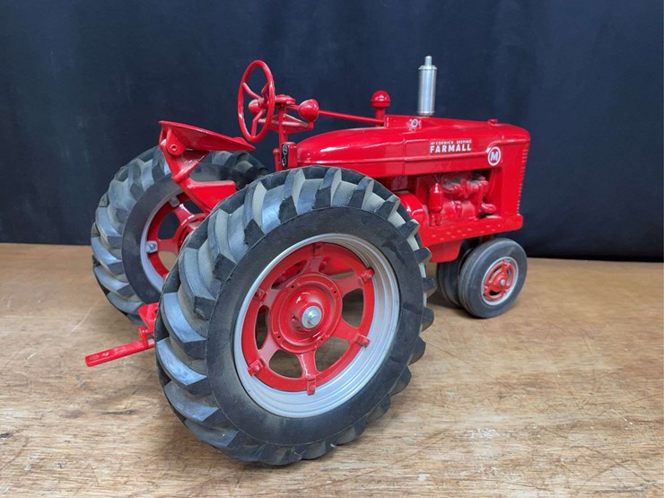 1/8-farmall-m-1995-fps-nib-sm-image-8