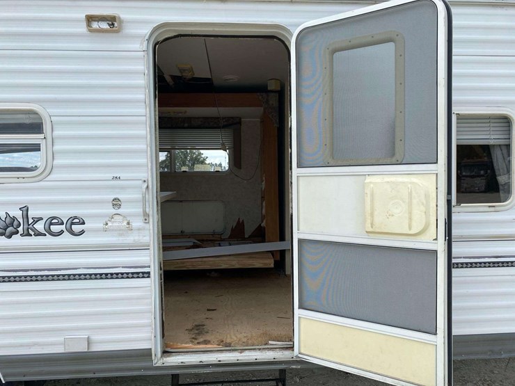2004-cherokee-lite-28a-30ft-t/a-travel-trailer-image-7