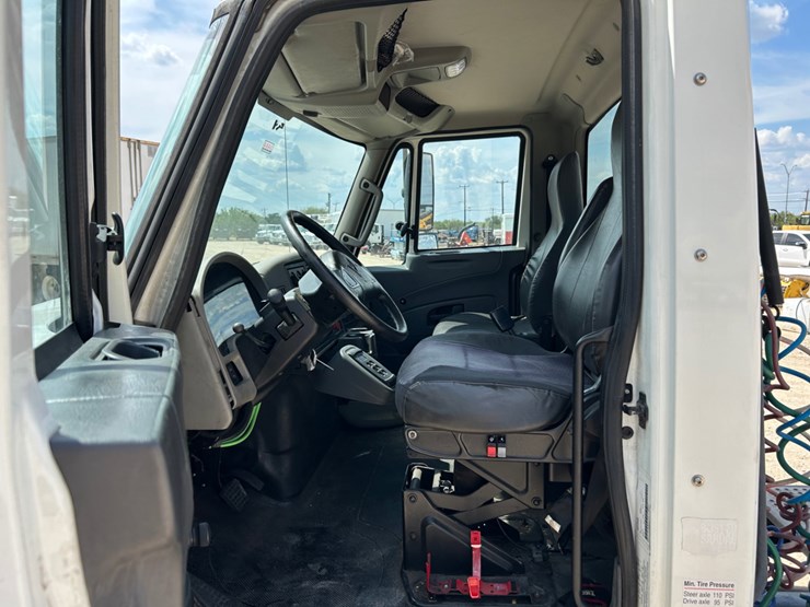 2016-international-durastar-4400-image-7