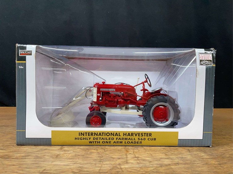 1/16-farmall-560-cub-w/loader-nib-sc-image-1