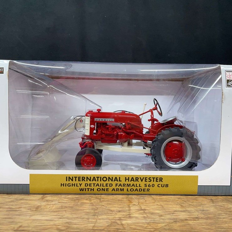 1/16 Farmall 560 Cub w/Loader NIB SC