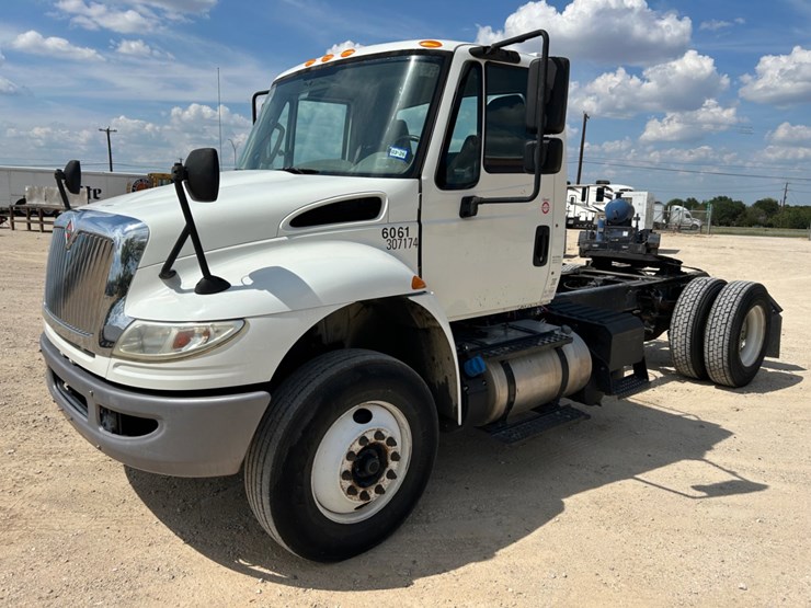2016-international-durastar-4400-image-1