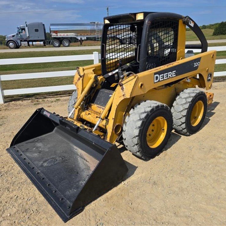 2007 JOHN DEERE 320
