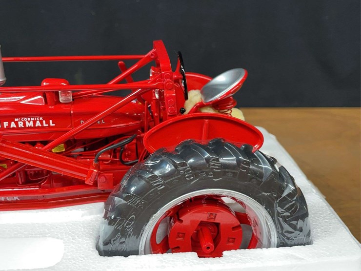 1/16-farmall-md-w/loader-precision-nib-ertl-image-11