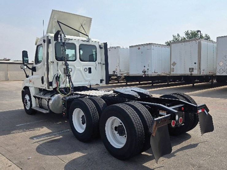 2017-freightliner-cascadia-125-image-2