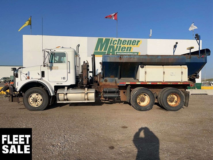 2005-freightliner-fld112-image-2