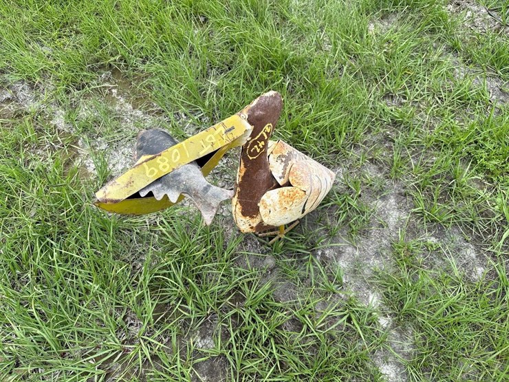 metal-pelican-lawn-art-image-1