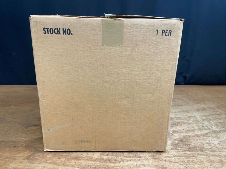 1/8-farmall-806-nib-sm-image-11