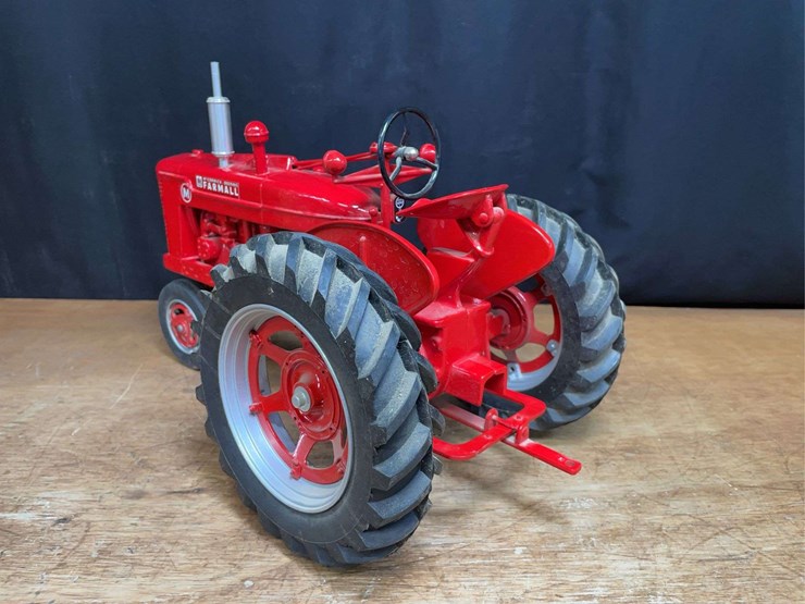 1/8-farmall-m-nib-sm-image-4