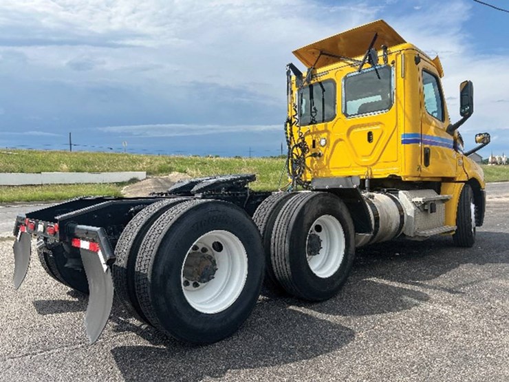 2019-freightliner-cascadia-126-image-2