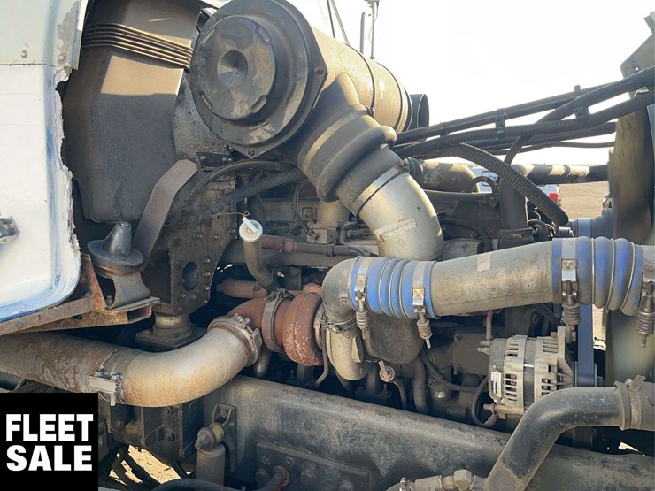 2005-freightliner-fld112-image-24