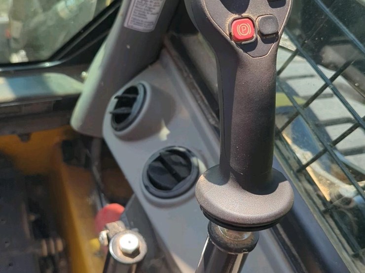 new-holland-l320-image-11