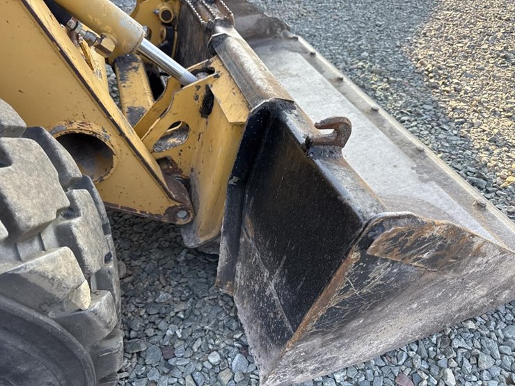 2008-deere-320-image-11