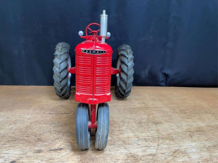 1/8-farmall-m-1995-fps-nib-sm-image-11