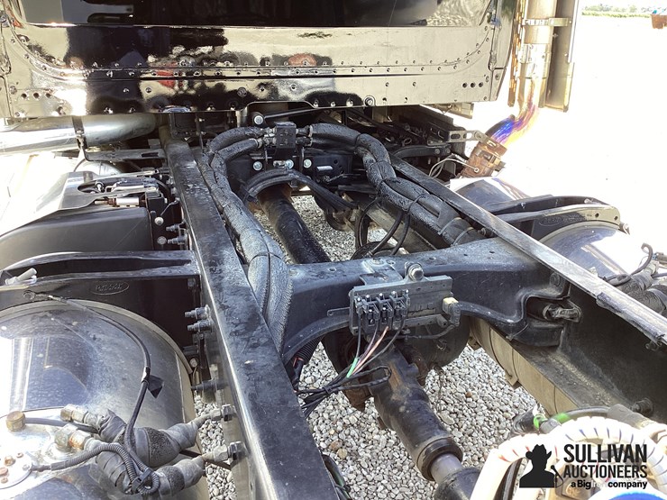 2019-peterbilt-579-image-18
