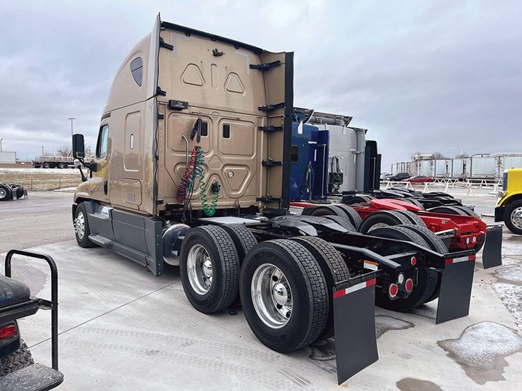 2016-freightliner-cascadia-125-evolution-image-2